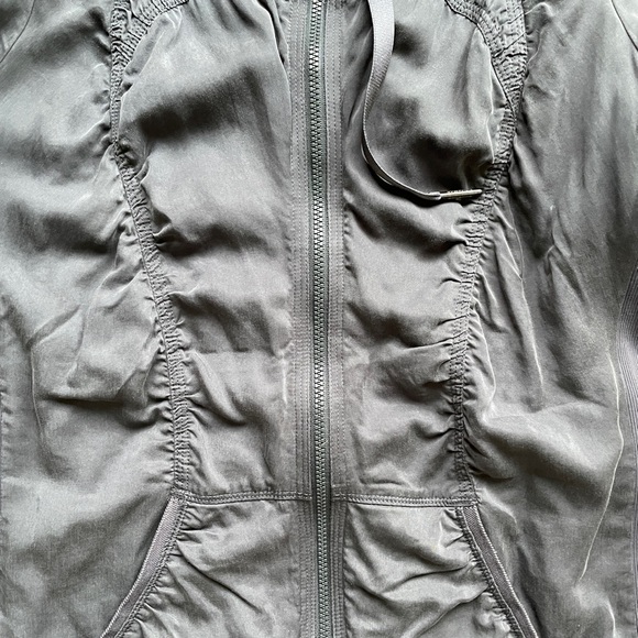 Reversible lululemon Tencel Jacket. Size 6. - Picture 3 of 4